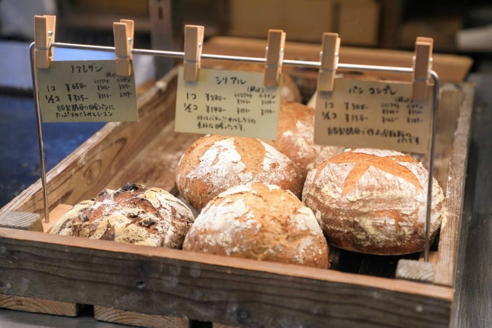 パリの風を感じながら美味しいパンとスイーツが揃う店